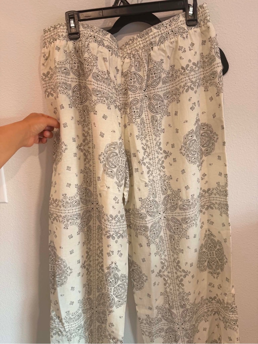 Urban Outfitters Kimchi Blue Maura Bandana Print Pull-On Pants - Picture 2 of 7